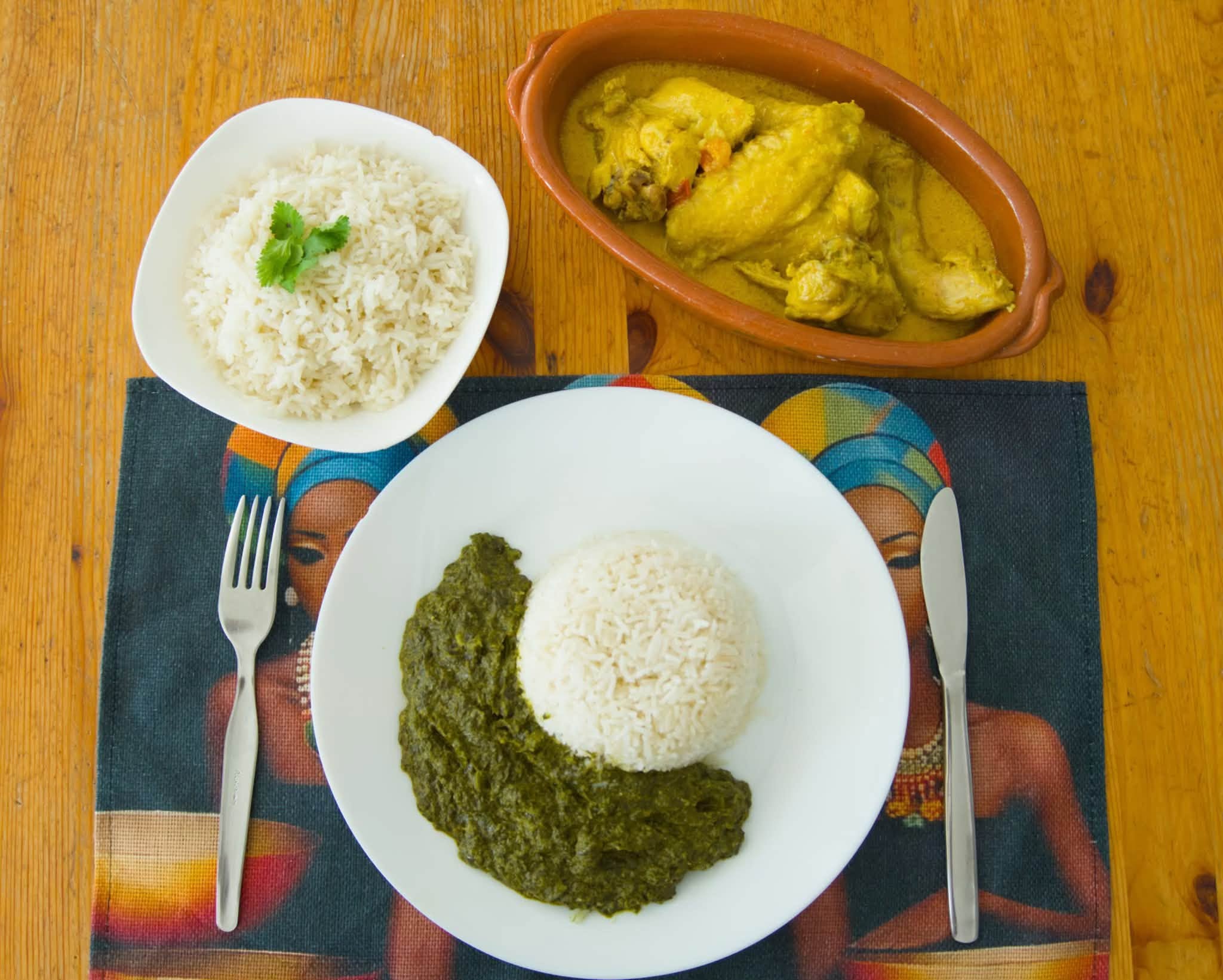 Refeição do Funge da Nelinha com arroz, folhas e frango com molho.